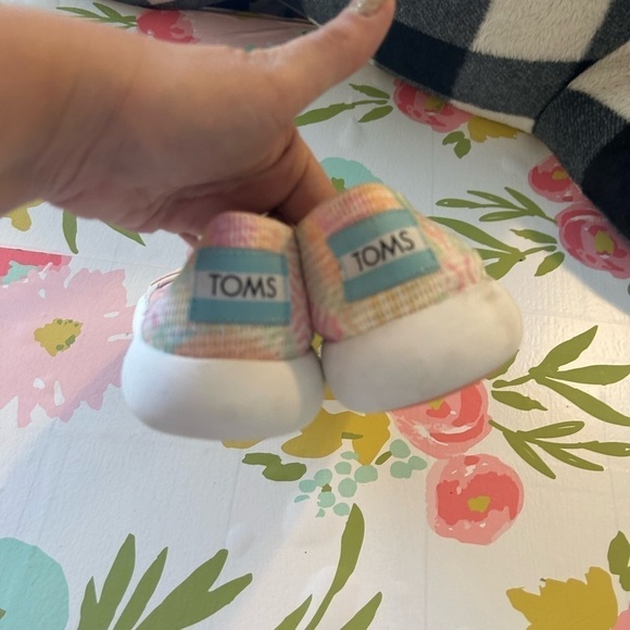 Tom is 8.5 tie-dye slip on shoes. - Picture 6 of 8